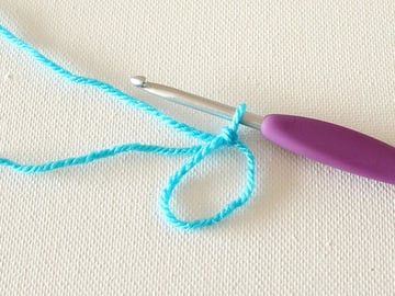 wink-crochet-christmas-ornaments-cap-step1