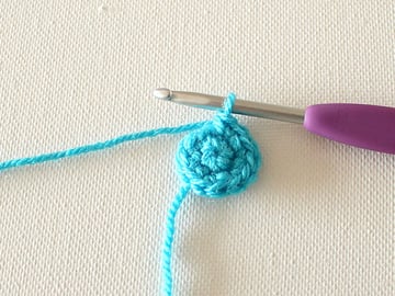 wink-crochet-christmas-ornaments-cap-step3