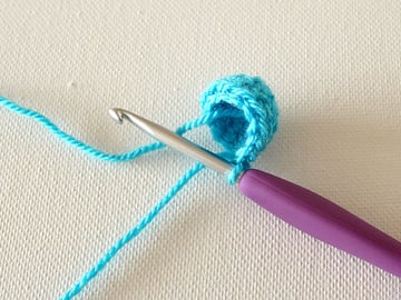 wink-crochet-christmas-ornaments-cap-step4