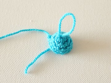 wink-crochet-christmas-ornaments-cap-step5