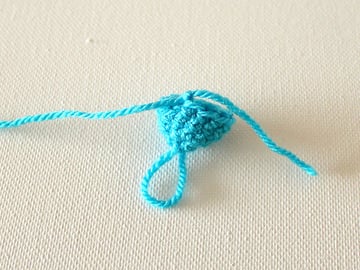 wink-crochet-christmas-ornaments-cap-step6