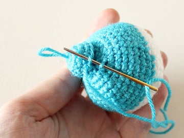 wink-crochet-christmas-ornaments-cap-step7