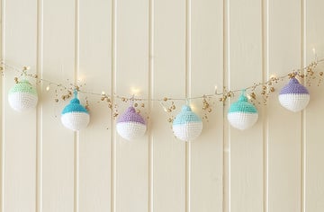 wink-crochet-christmas-ornaments-finished1