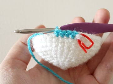 wink-crochet-christmas-ornaments-step15