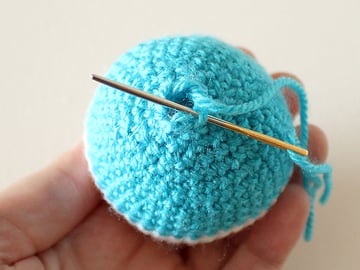 wink-crochet-christmas-ornaments-step30