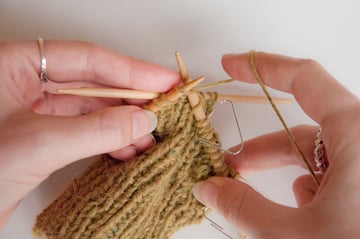 knitting_mittens_cable