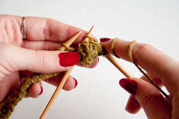 knitting_scarf_cable