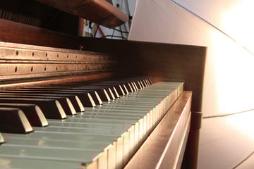 For a better visual this shows the umbrella I had set up next to the piano 