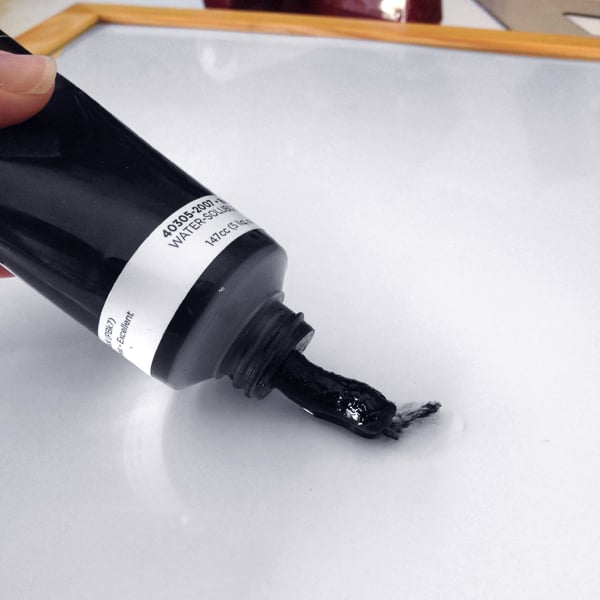 apply a line of ink on the glass