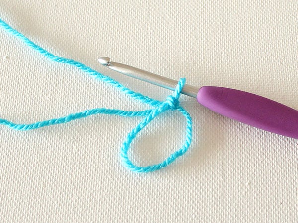 wink-crochet-christmas-ornaments-cap-step1