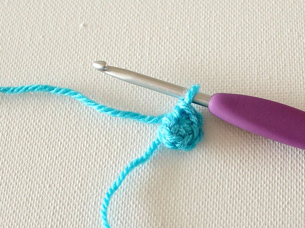 wink-crochet-christmas-ornaments-cap-step2