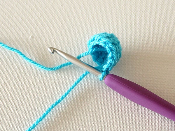 wink-crochet-christmas-ornaments-cap-step4