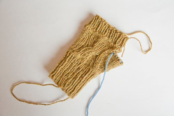 knitting_mittens_left
