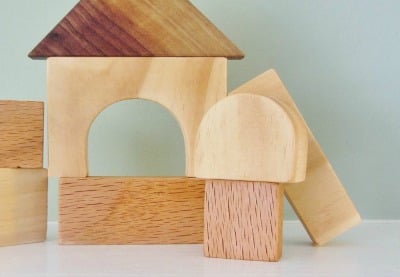 Cómo hacer bloques de madera naturales para niños