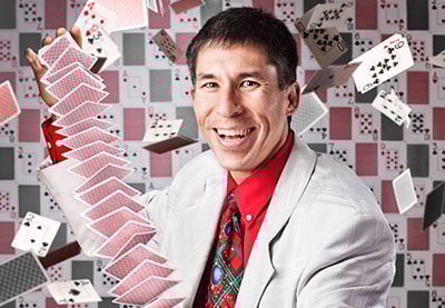 Creando una Foto Mágica con un Mago y Cartas para Jugar